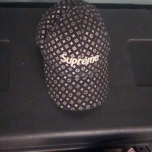 Supreme brand, adjustable, black and gold basebal hat